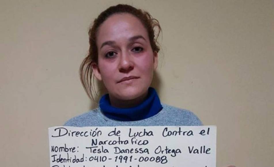 Tesla Danessa Ortega Valle (de 26 años), hija de Digna Valle Valle, condenada en Estados Unidos a 11 años de prisión por tráfico de drogas, es una de las personas capturadas ayer en la operación Redada, ejecutada en Copán y Santa Bárbara, adonde además de asegurar 19 bienes decomisaron más de medio millón de lempiras. Ortega Valle fue apresada por lavado de activos y asociación ilícita luego de que en su vivienda le encontraran en una caja fuerte 670,000 lempiras en billetes de L500 y de 20 dólares.