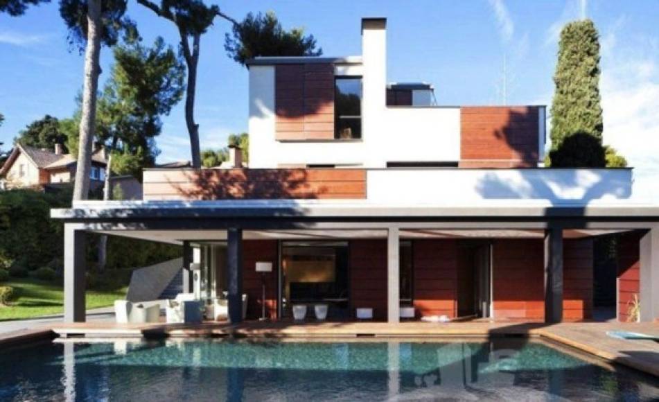 La casa de Neymar está ubicada en el barrio de Pedralbes, un barrio de la ciudad de Barcelona. La mansión tiene un costo de 18.000 euros por mes, en unas dimensiones de 1000 metros cuadrados.