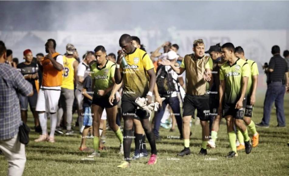 Los jugadores del Real de Minas abandonaron cabizbajos la cancha del Micheletti tras la derrota.