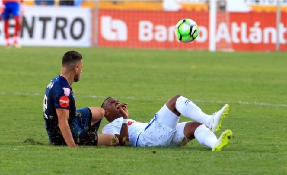 Rony Martínez se duele tras una dura falta de Marcelo Santos.