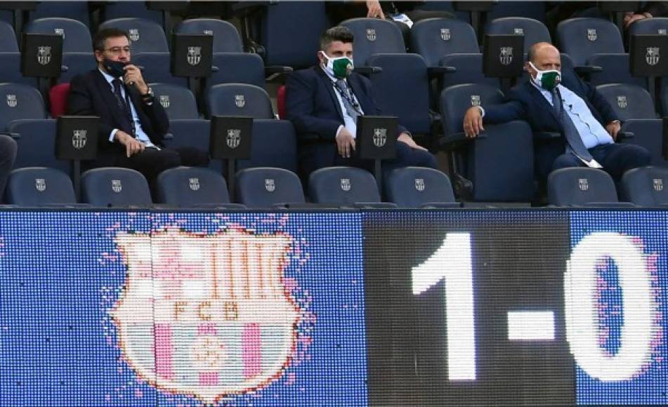 Josep María Bartomeu (izquierda) en el palco del Camp Nou.