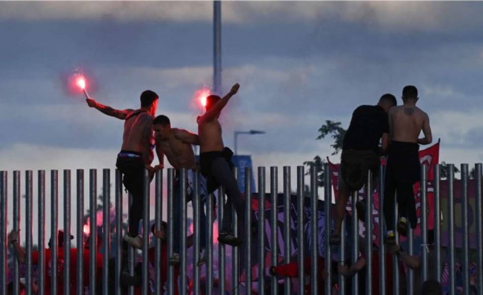 Aficionados del Atlético de Madrid celebrando en las afueras del Wanda Metropolitano la victoria sobre Osasuna.