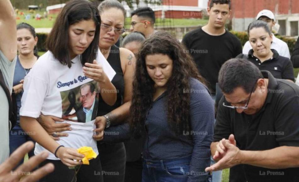 Una de las hijas de Edwin Pavón portaba una camiseta en honor a su padre.