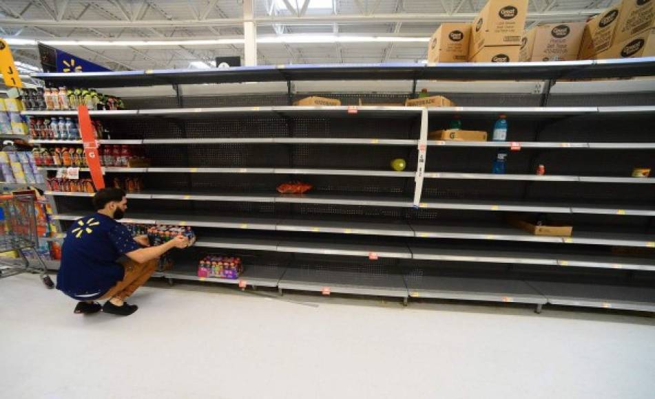 Los compradores dejaron vacíos los estantes en un Walmart del sur de Florida.