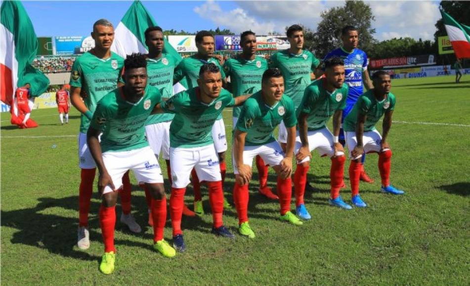 El 11 titular del Marathón posando previo al clásico contra el Olimpia.