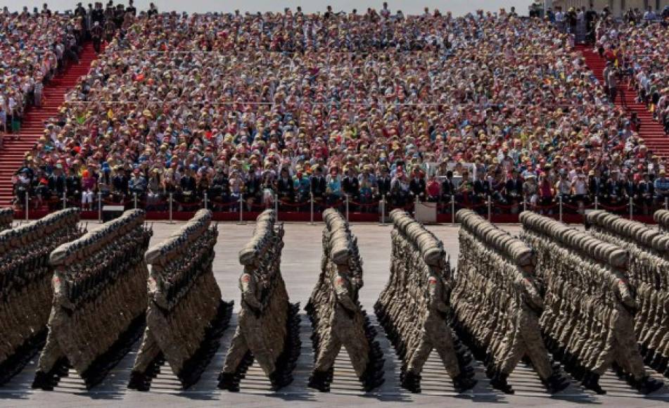 La Armada china, integrada por más de 250.000 personas, consta de tres flotas —la Flota del Mar del Norte, la Flota del Mar Oriental y la Flota del Mar Meridional— y cada una cuenta con buques de superficie, submarinos, aviación naval y unidades de defensa costera, así como con Infantería de Marina.