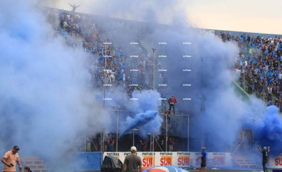 Mira las imágenes del ambiente en donde Motagua venció 2-0 al Marathón por la ida de semifinales. La barra del club capitalino armó su show, las madres recibieron su homenaje y bellas chicas cautivaron en el duelo.