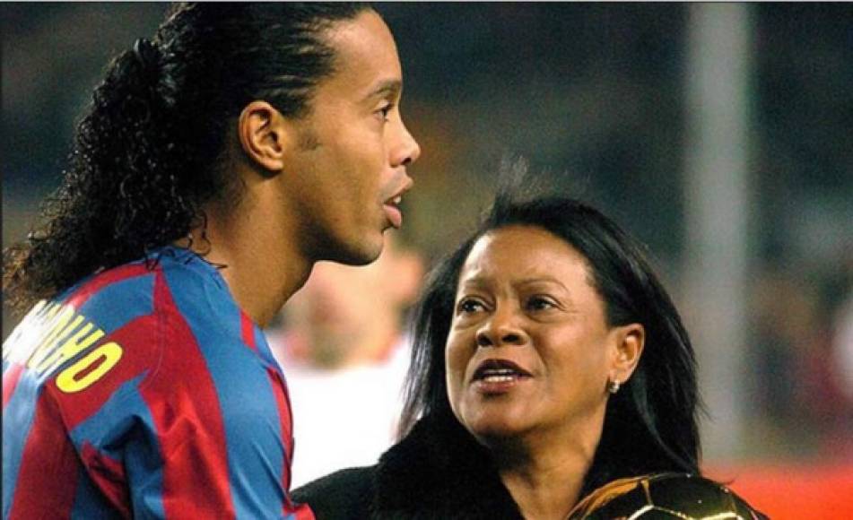 Ronaldinho - El astro brasileño siempre fue muy unido con su madre, quien estuvo en el Camp Nou cuando ‘Roonie’ fue ovacionado por la afición blaugrana cuando presentó su Balón de Oro.
