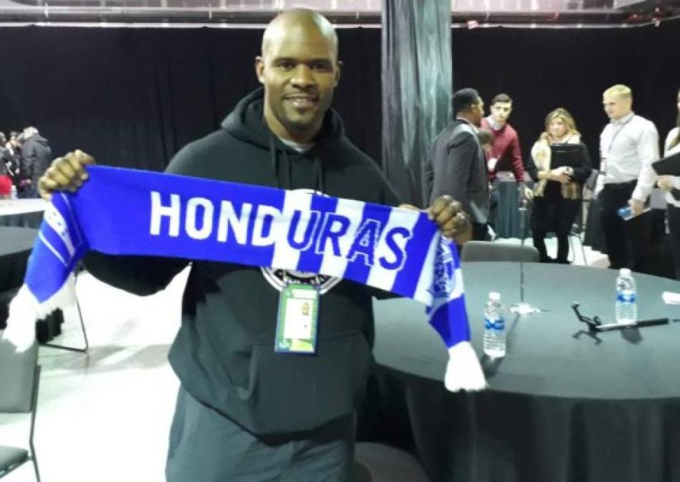 Brian Flores cuenta con 37 años de edad, nació en Nueva York pero tanto su madre y padre son hondureños, ellos nacieron en Trujillo. El entrenador ha declarado su amor a Honduras.