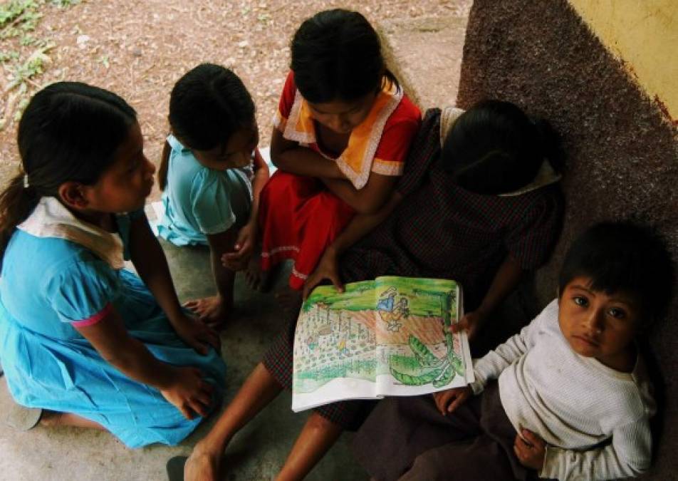 Niños chortís en la comunidad de Choncó al norte de Copán Ruinas.