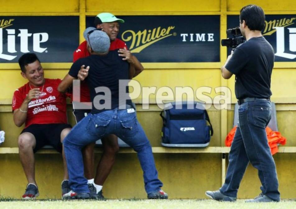 El exjugador verdolaga Emil Martínez llegó al Yankel y sosprendió a la plantilla del Marathón. Así se abrazó con 'Maní' Suazo.