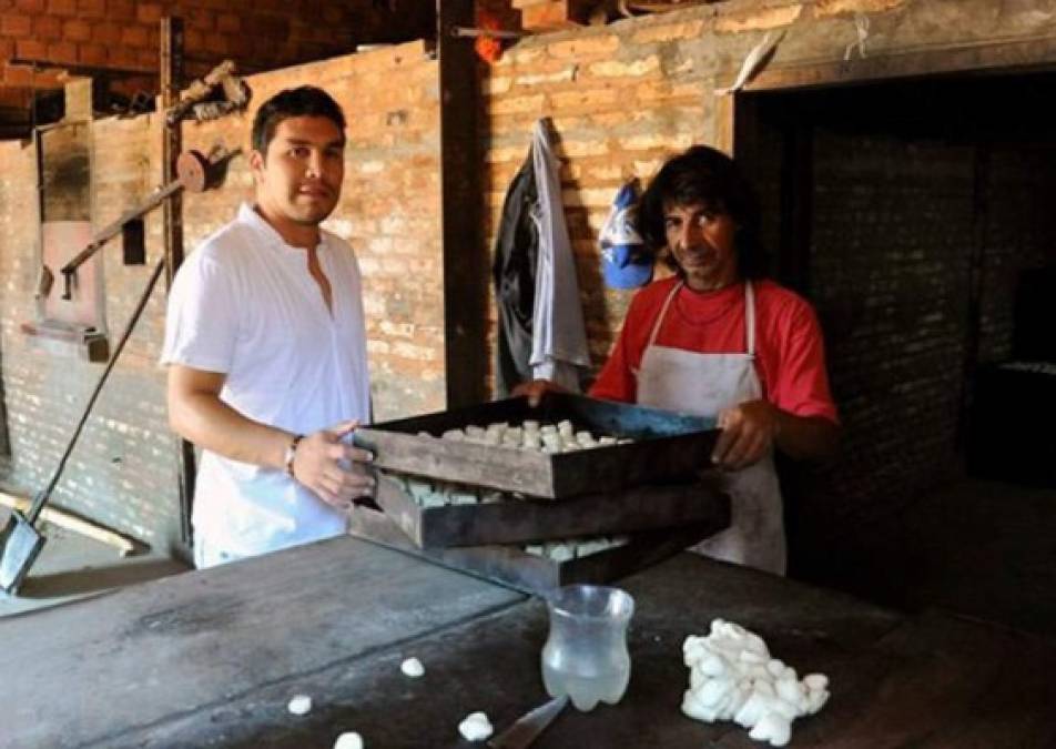 “Repartimos por los alrededores de Itaguá, Ypacarai, San Bernardino (afueras de la capital). Me gusta el trabajo. La gente me reconoce y me pregunta... sobre fútbol claro. Yo les digo que me divierto mucho”, declaró en su momento el exgoleador paraguayo al referirse a su trabajo como panadero.