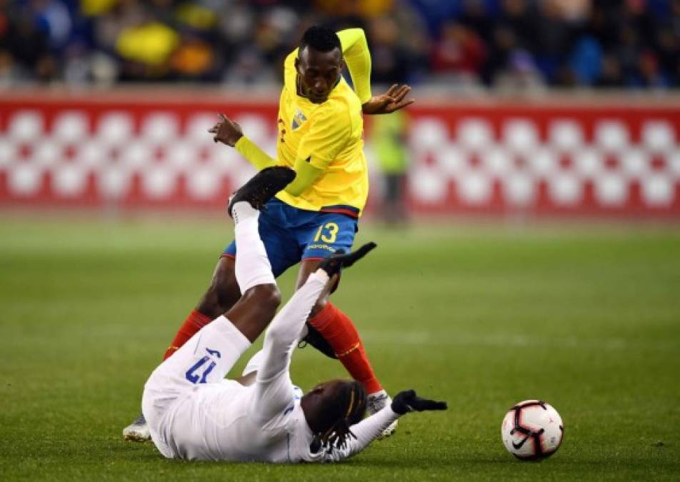 Alberth Elis recibe una falta por parte de Beder Caicedo.