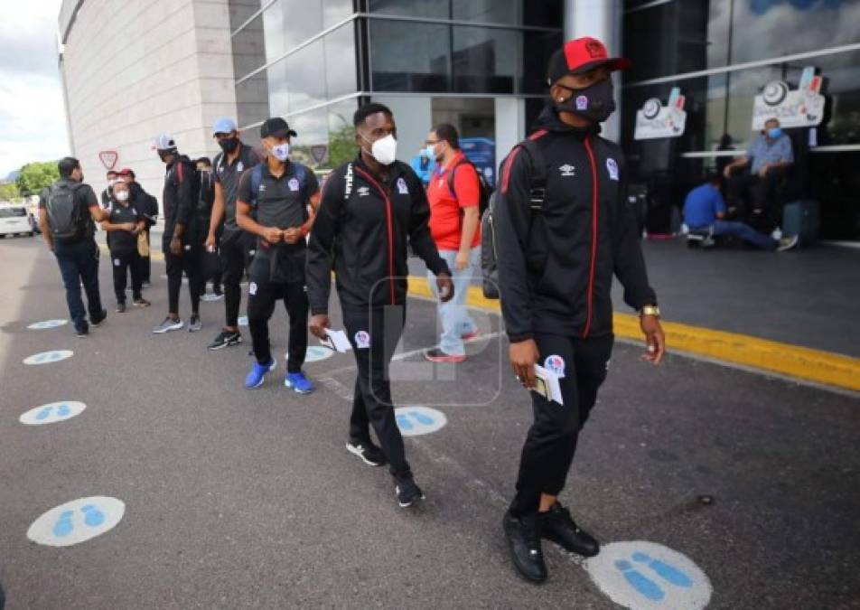 El plantel de jugadores del equipo merengue partió desde el aeropuerto Toncontín de Tegucigalpa rumbo a Orlando, Florida.