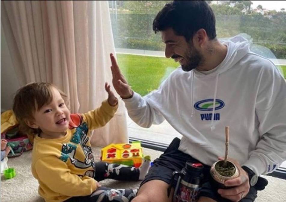 Luis Suárez, delantero uruguayo del Barcelona, compartió en Instagram esta imagen junto a su pequeño hijo. 'Juntos vamos a salir papi', escribió el jugador.