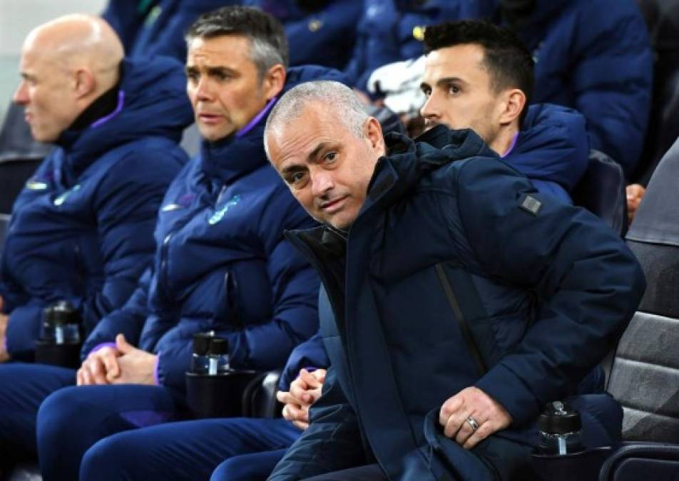 Mourinho, no muy contento en el banquillo del Tottenham. Foto EFE