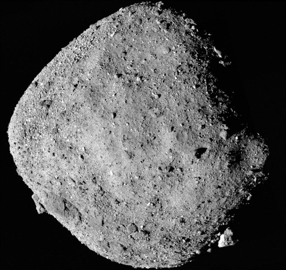 Esta es la primera vez que la NASA, la agencia espacial de EE.UU., consigue traer a la Tierra las muestras de un asteroide. La Agencia de Exploración Aeroespacial de Japón (JAXA) logró recuperar restos de asteroides en 2020, pero se trató de una cantidad mínima, no mayor que una cucharadita de polvo y rocas.