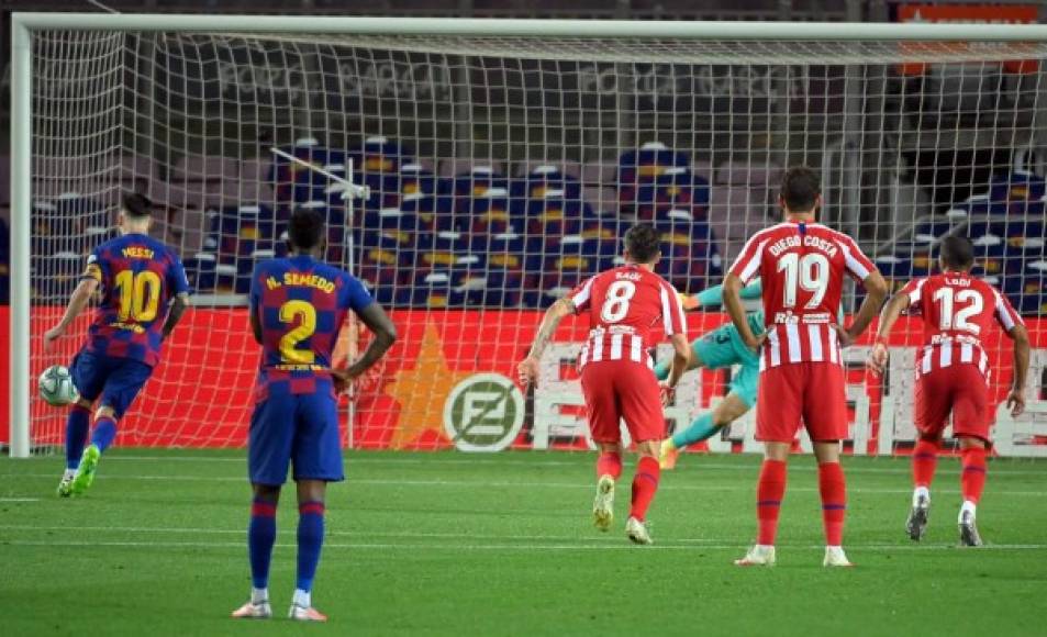 Todas las miradas atentas al Panenka de Messi.