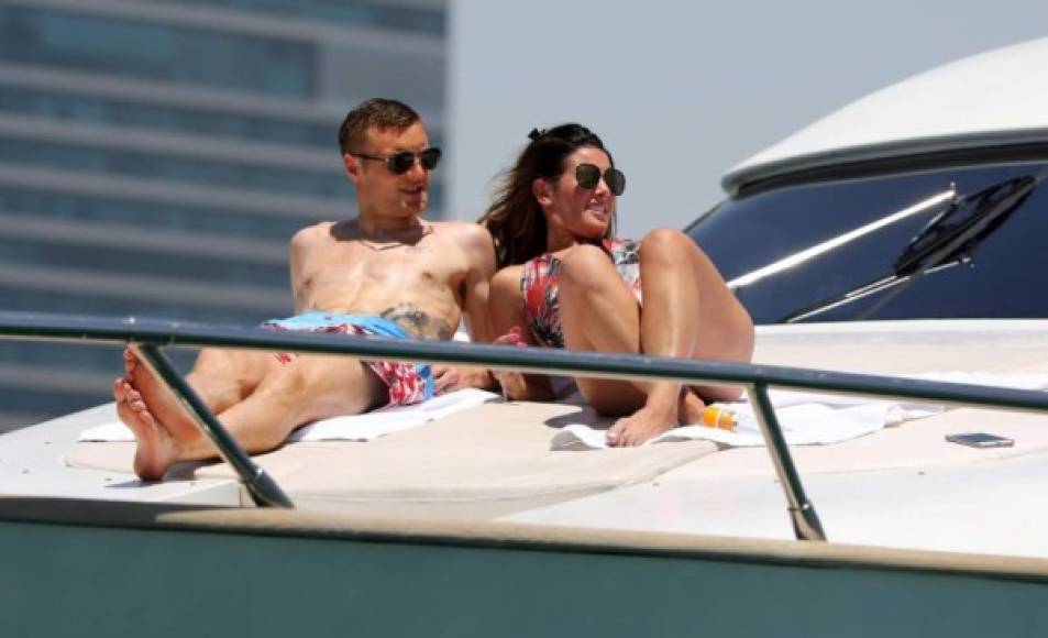 Vardy junto con su esposa disfrutan en Dubái y su chica sube la temperatura.