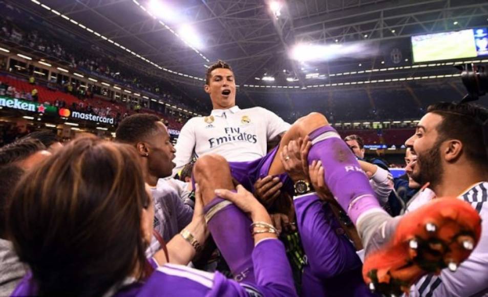 Cristiano Ronaldo fue manteado por sus familares y amigos.