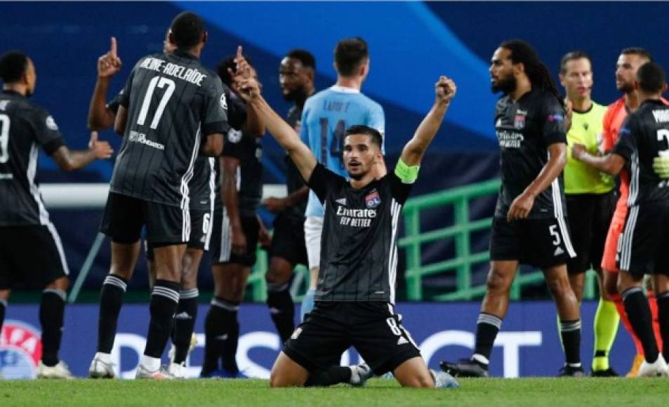 El capitán Houssem Aouar alzando los brazos al final del partido.