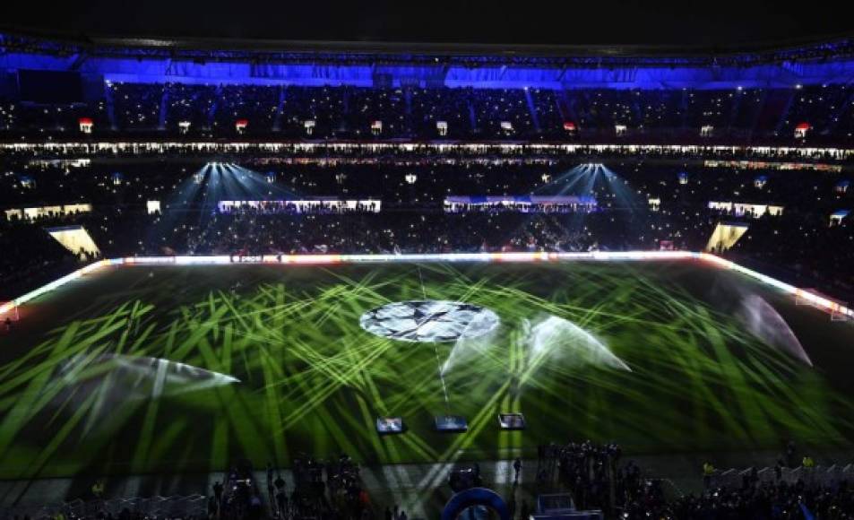 El espectáculo en el estadio Parc Olympique Lyonnais antes del inicio del partido entre Lyon y Barcelona.