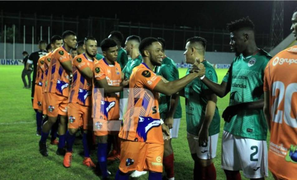 Los jugadores de Marathón y UPN se saludan antes del inicio del partido.