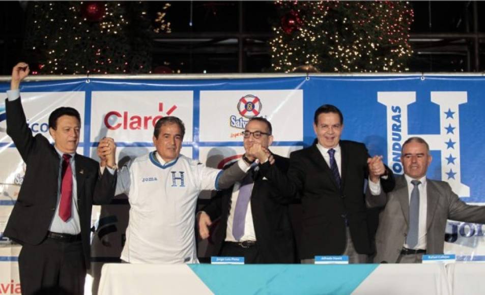 Jorge Luis Pinto fue presentado como nuevo técnico de Honduras en una conferencia de prensa en la que estuvo Alfredo Hawit, Javier Atala, Rafael Leonardo Callejas y su asistente técnico Freddy Amazo.