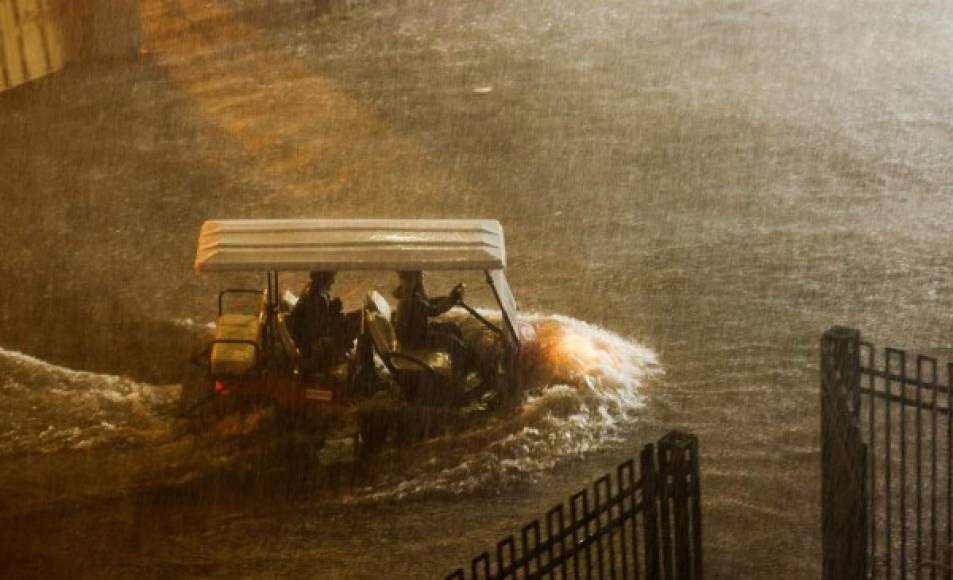 'Estamos sufriendo un evento meteorológico histórico con lluvias que están rompiendo récords por toda la ciudad, con inundaciones brutales y condiciones peligrosas en las carreteras', advirtió el alcalde de Nueva York, Bill de Blasio, en las redes sociales.