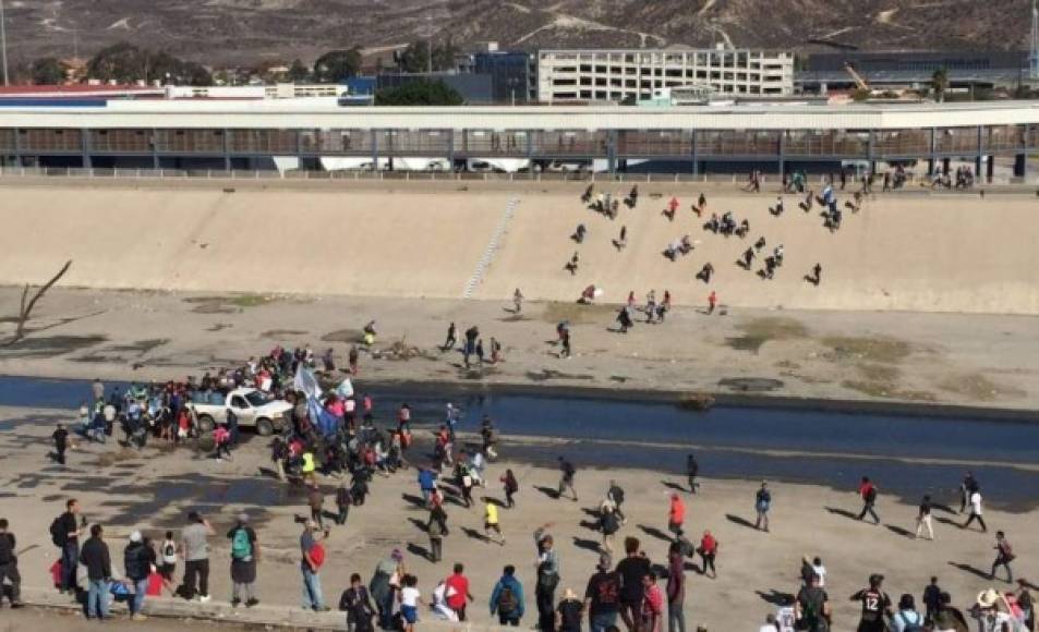 Las autoridades estadounidenses cerraron los cruces fronterizos de San Ysidro y El Chaparral, en California, luego de que miles de migrantes rompieron el cerco policial en Tijuana y avanzaran en estampida hacia territorio estadounidense.