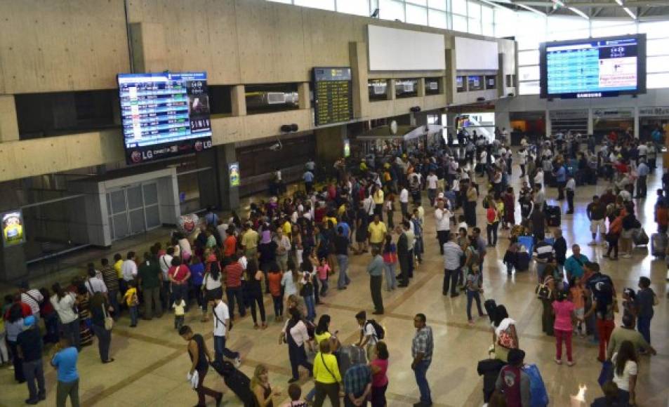 5. Aeropuerto Internacional Simón Bolívar: Los viajeros se aquejaron de que esta terminal es caótica, aburrida y sucia. Además de que la comida es de muy mala calidad.