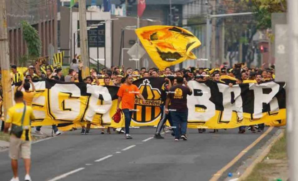 Los aficionados del Real España en el momento que llegaban al estadio Morazán de San Pedro Sula.