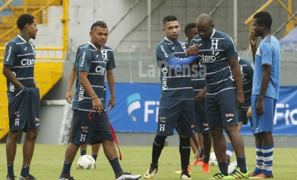 Este domingo además ha sorprendido en el entreno de la Selección la presencia del recio defensor Osman Chávez, quien prácticamente está retirado del fútbol.