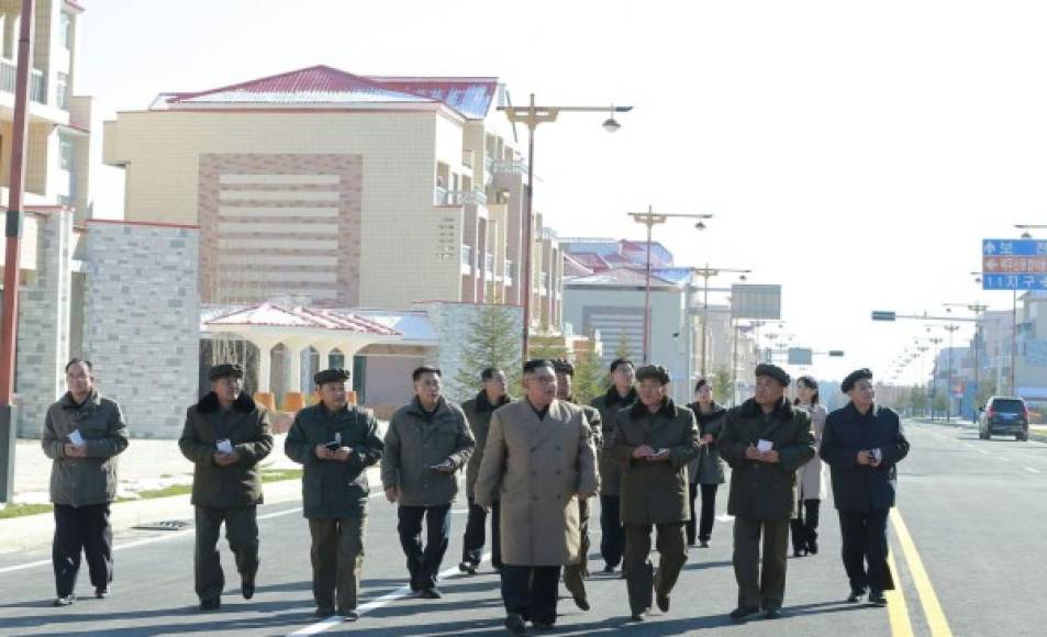 Unas imágenes del líder norcoreano Kim Jong Un difundidas este miércoles por la agencia de prensa nacional norcoreana KCNA han puesto en jaque a la comunidad internacional.<br/>