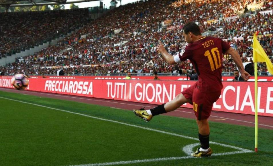 AS Roma's forward and captain Francesco Totti kicks a corner during the Italian Serie A football match AS Roma vs Genoa on May 28, 2017 at the Olympic Stadium in Rome. Italian football icon Francesco Totti retired from Serie A today after 25 seasons with Roma, in the process joining a select group of 'one-club' players. / AFP PHOTO / Vincenzo PINTO