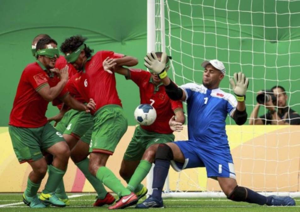 El arquero marroquí y los jugadores brasileños durante un partido de fútbol sala entre Brasil y Marruecos de los Juegos Paralímpicos. EFE .