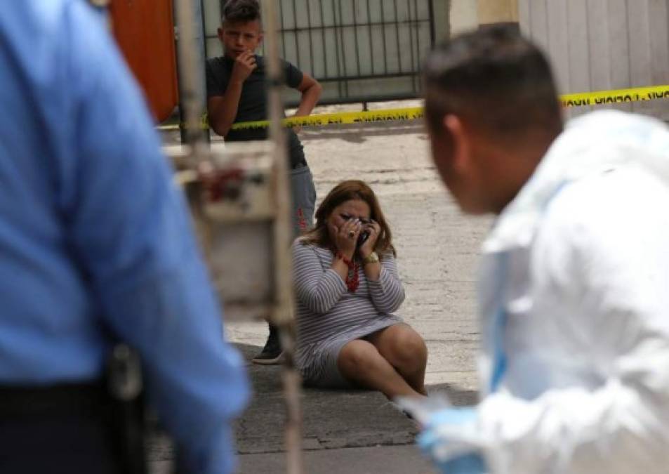 Semidecapitado y desnudo fue encontrado la mañana de ayer el cadáver de un hombre identificado como Marvin Geovanny Barahona Flores (de 25 años). El cadáver estaba tirado en un cuarto en el sendero Lamaní, atrás del hotel La Guadalupe, de Tegucigalpa.