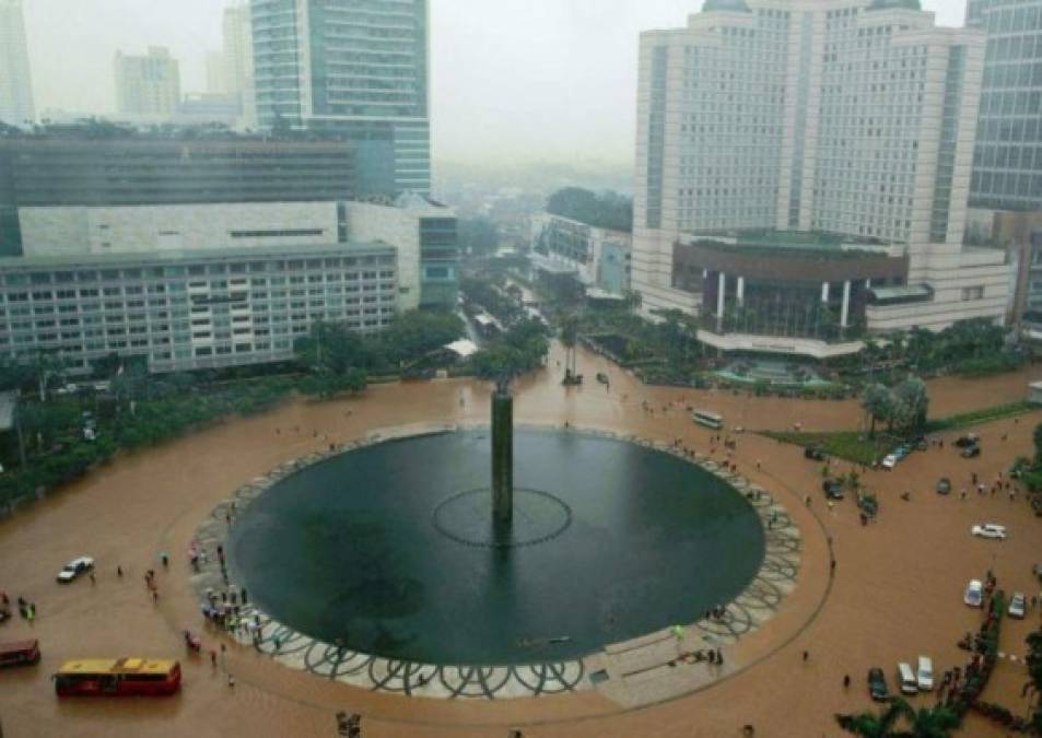 Yakarta se hunde. Más del 40% de la capital de Indonesia se encuentra por debajo del nivel del mar y sigue sumergiéndose a un promedio de 1,15 cm al año.