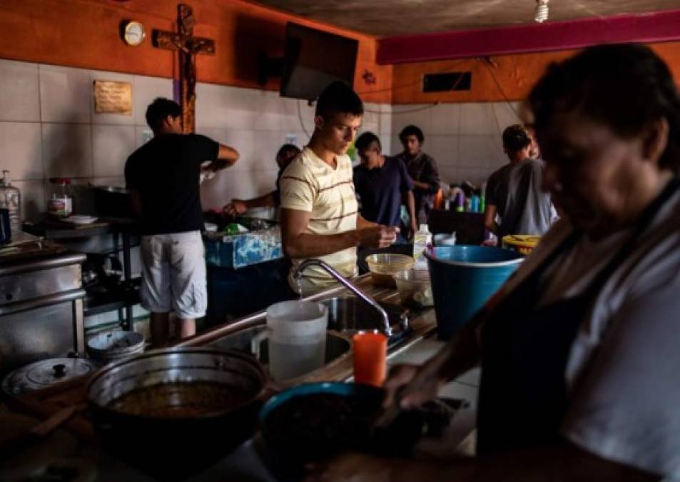 Mientras descansa de la travesía en el albergue de 'Las Patronas' en Veracruz, David ayuda a preparar bolsas con comida para otros migrantes en el tren.