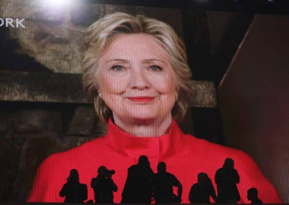 La aspirante demócrata a la Casa Blanca, Hillary Clinton, sorprendió ayer al intervenir unos minutos a través de una conexión de vídeo desde Nueva York en la convención de su partido para agradecer a los asistentes su nominación, oficializada anoche. 'Es un honor increíble', comenzó la candidata a la Presidencia del país después de que se celebrara el voto oficial de los delegados para nominarla al puesto. 'No puedo creer que hayamos abierto la grieta más grande en este techo de cristal', consideró la ex primera dama, tras una emocionante actuación de la cantante Alicia Keys, que interpretó en el escenario de la convención 'Superwoman' (Supermujer), en honor al logro femenino alcanzado para la historia.