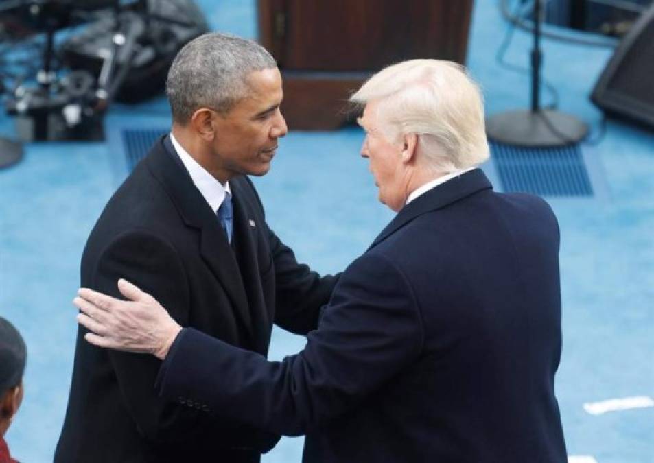 Obama y Trump se estreachan la mano durante la ceremonia de cambio de mando.
