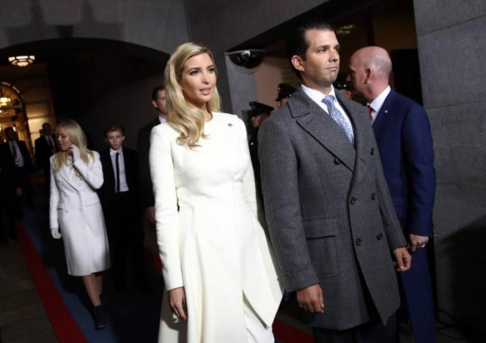 Ivanka Trump camina en compañía de su hermano Donald Jr. poco antes de la ceremonia.