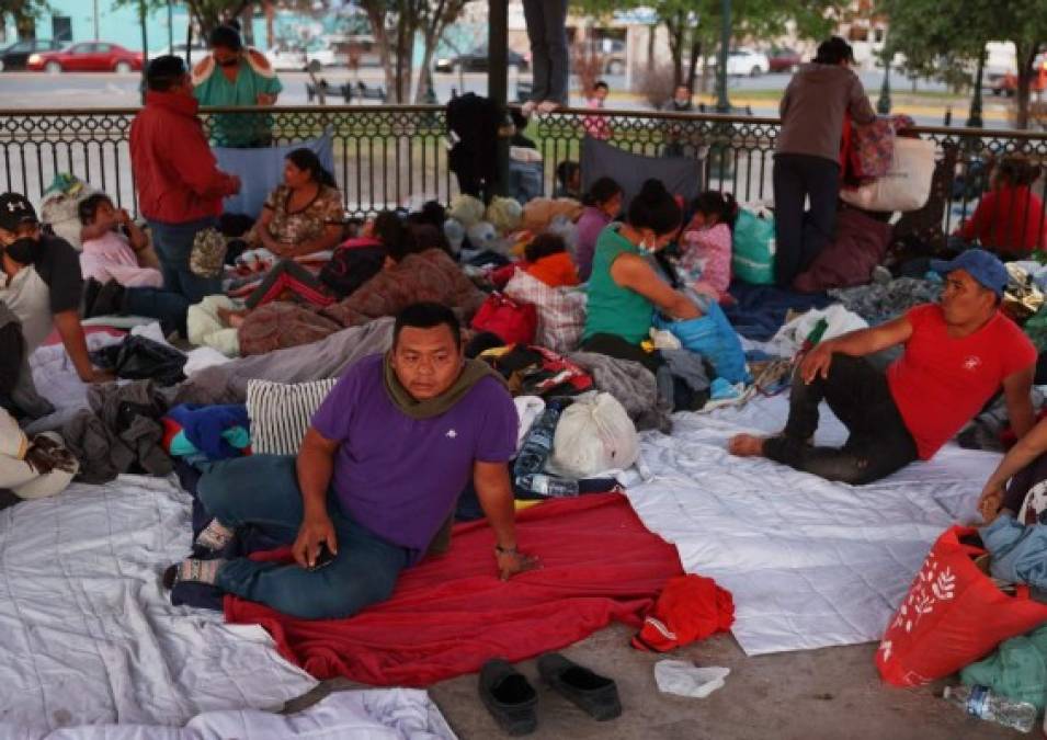 El mandatario también dijo que Estados Unidos está permitiendo el ingreso de varias familias de migrantes porque México se niega a aceptar su regreso. <br/>'Estamos en negociaciones con el presidente de México, creo que veremos ese cambio', afirmó. 'Todos deberían regresar'.<br/>