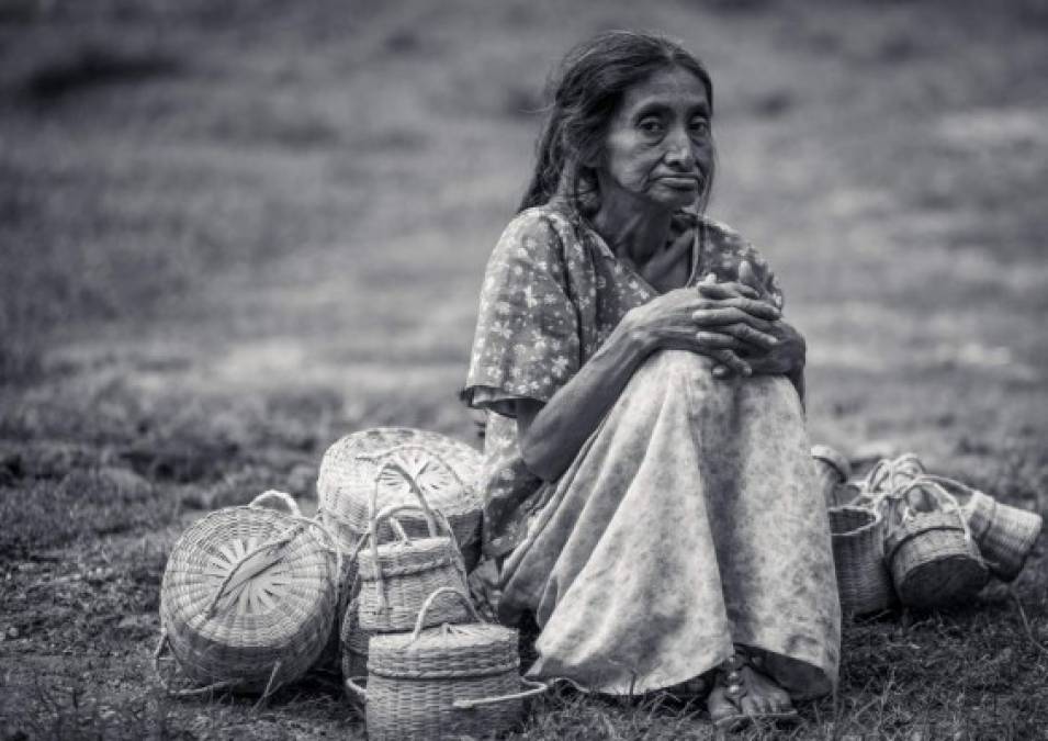 Una mujer adulta tolupán. Ella ha subsistido de lo que cultiva y de la venta de canastas tejidas con palma.