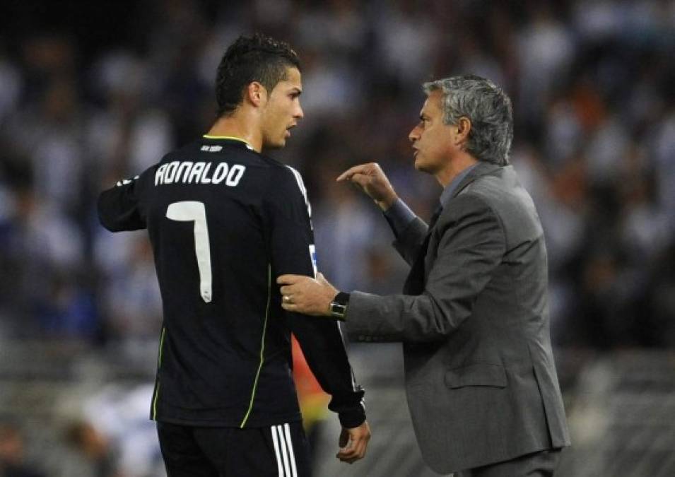 Cristiano Ronaldo: Mourinho, que aún tendría un presupuesto para gastar más de 100 millones en fichajes, aseguró en Estados Unidos que fichar a CR7 para el Manchester United era una 'misión imposible'.