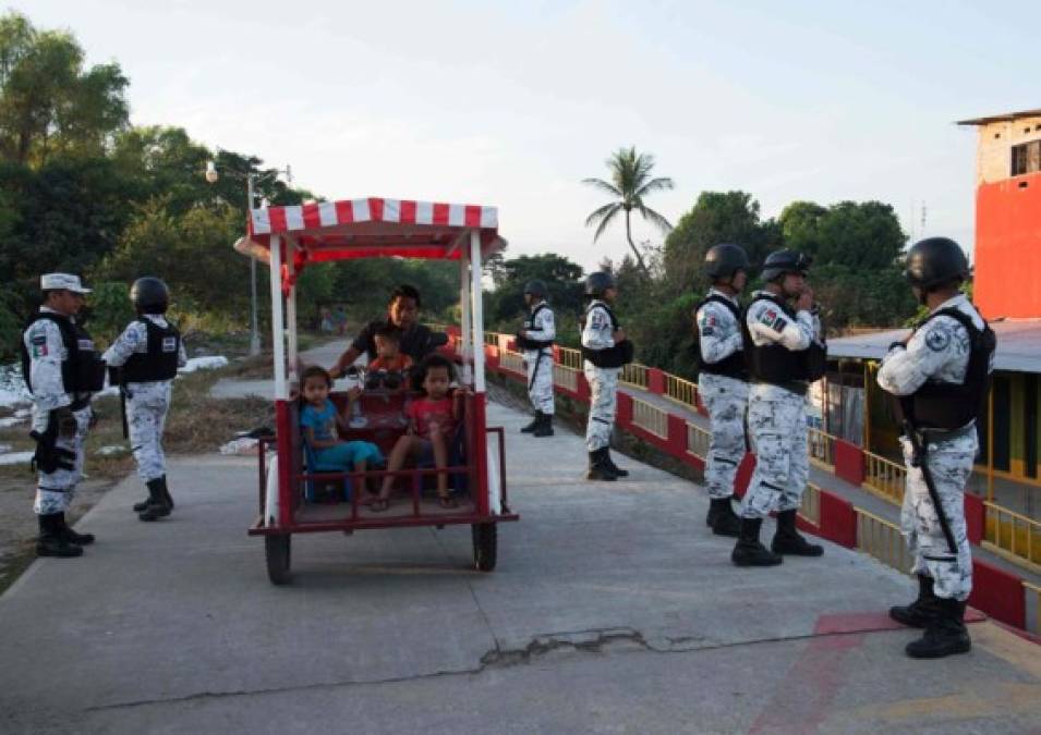 En varios puntos de Ciudad Hidalgo, México, fronteriza con Tecún Umán, Guatemala, se desplazaron los agentes de la Guardia Nacional.