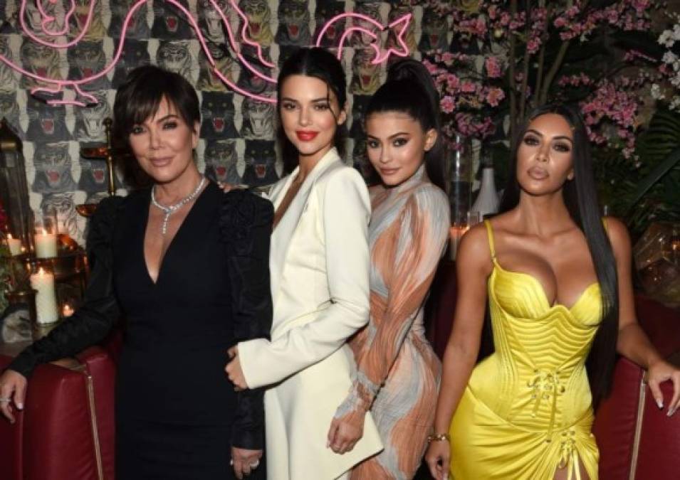 Kris Jenner también estuvo cerca de Lucian Grainge en la mencionada fiesta, la madre de las Kardashian Jenner se hizo la prueba del COVID19, y para su alivió resulto negativa.