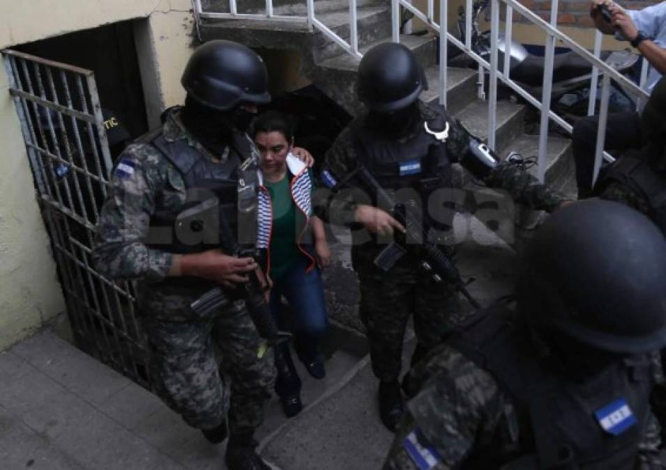 Agentes de la Policía Militar de Orden Público (PMOP) y de la Agencia Técnica de Investigación Criminal (ATIC) capturaron a la mujer en la residencia en la que vive con su esposo, Porfirio Lobo, en la zona residencial El Chimbo, 5 km al este de la capital, dijo a la AFP el portavoz de la Corte suprema de Justicia (CSJ), Melvin Duarte.<br/>