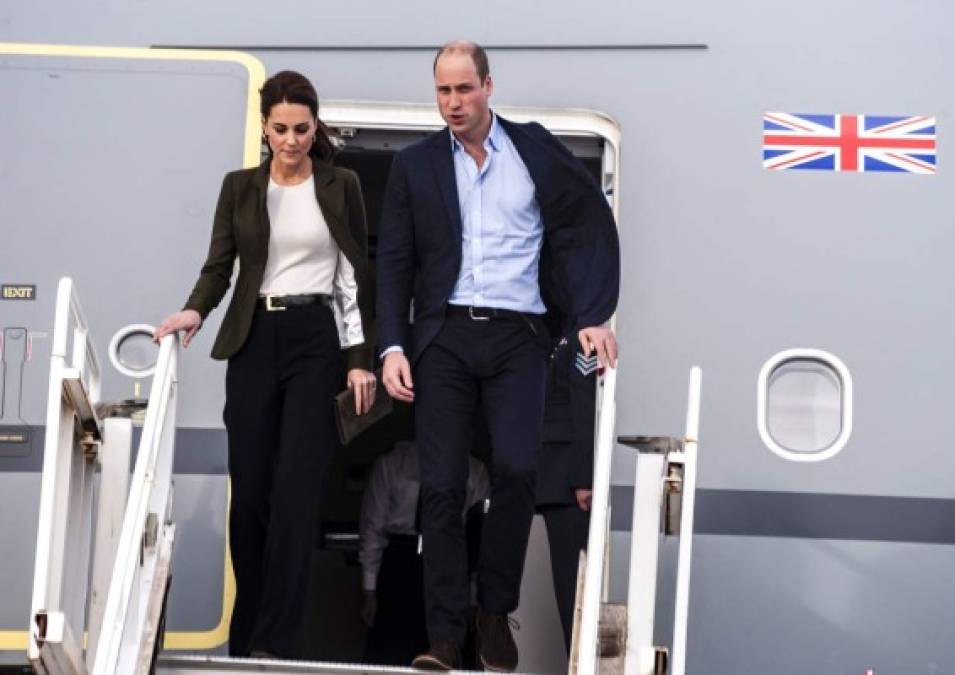 Kate, de 36 años, llegó a Chipre esta tarde para visitar al personal de la Royal Air Force (RAF), vestido con un conjunto muy similar a Meghan, pantalones anchos, combinado con una camiseta de seda blanca y un blazer de color caqui de la marca canadiense Smythe. <br/><br/>