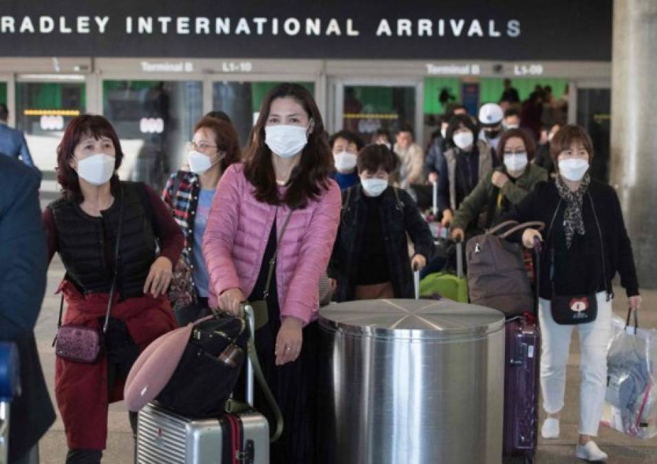 HONG KONG - Un diluvio de falsas informaciones sobre la epidemia de neumonía viral que afecta a China se propaga en las redes sociales y alimenta el pánico de la población, como el video de una persona comiendo un murciélago o los falsos balances de víctimas mortales. Texto y fotos: AFP